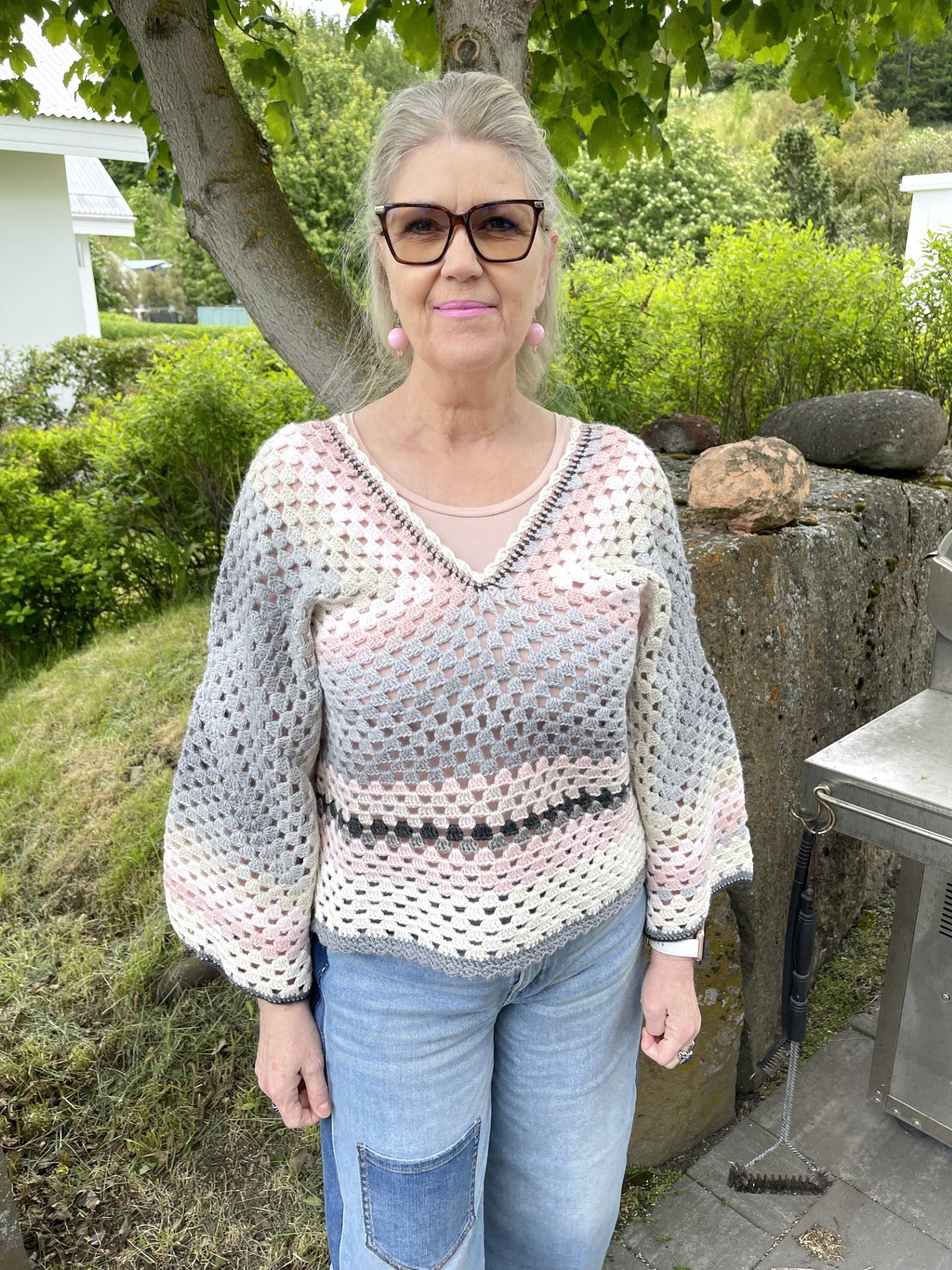 Silfríð handhekluð peysa frá Rósalínu í bleikum, hvítum og gráum tónum.