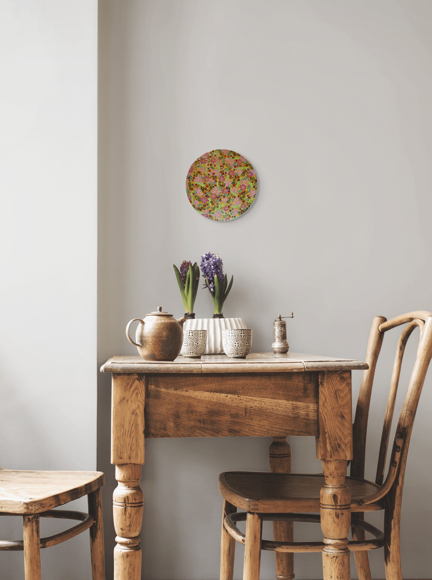 Blómadúlla 1 - Gullið - 2025, akrýl á flötum striga 30 sm. í þvermál