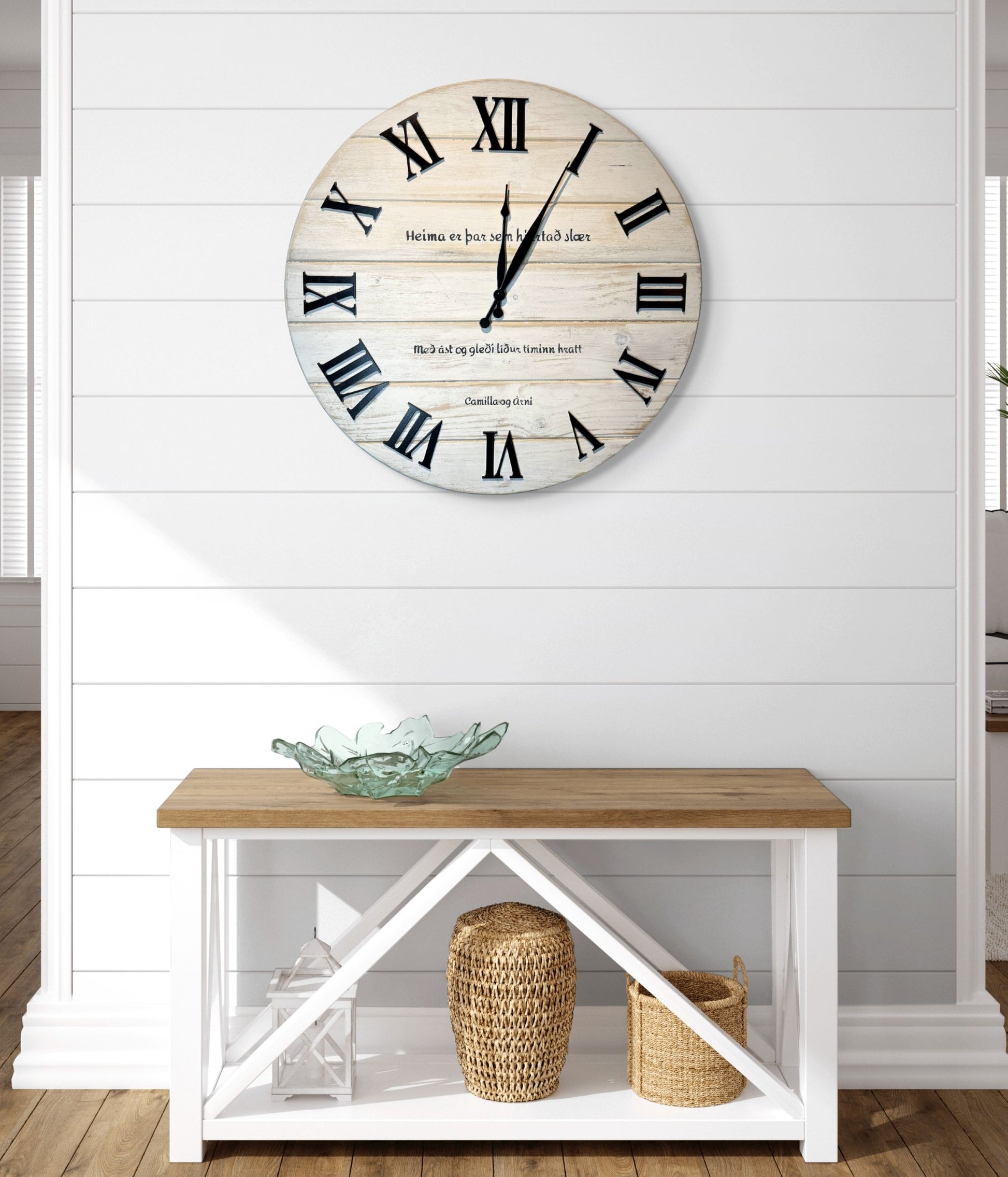 Farmhouse hvít - 60cm veggklukka úr við – handsmíðuð í rustic sveitastíl frá RÓT SG Handverk