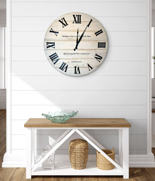 Farmhouse hvít - 60cm veggklukka úr við – handsmíðuð í rustic sveitastíl frá RÓT SG Handverk