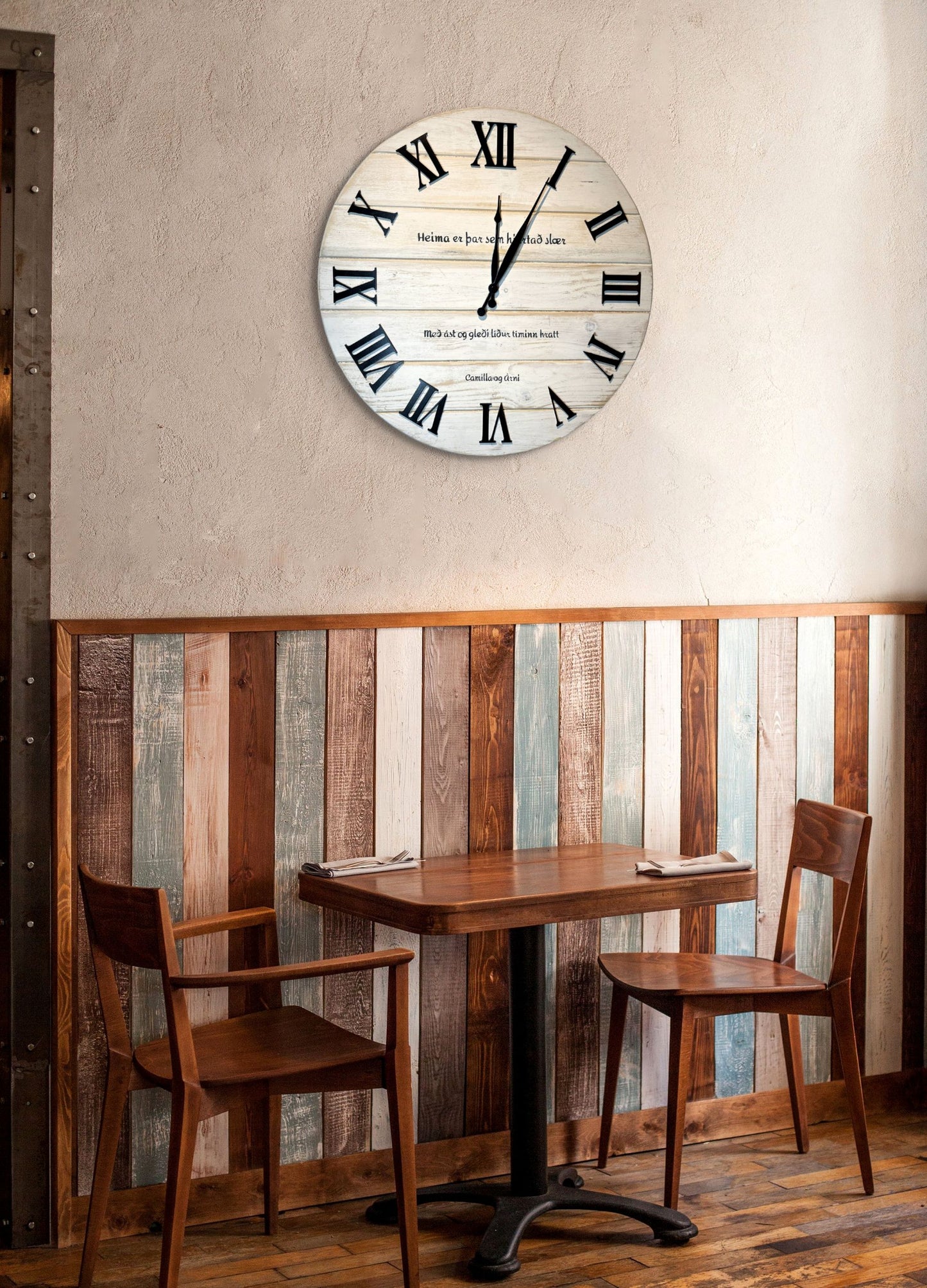 Farmhouse hvít - 80cm veggklukka úr við – handsmíðuð í rustic sveitastíl frá RÓT SG Handverk