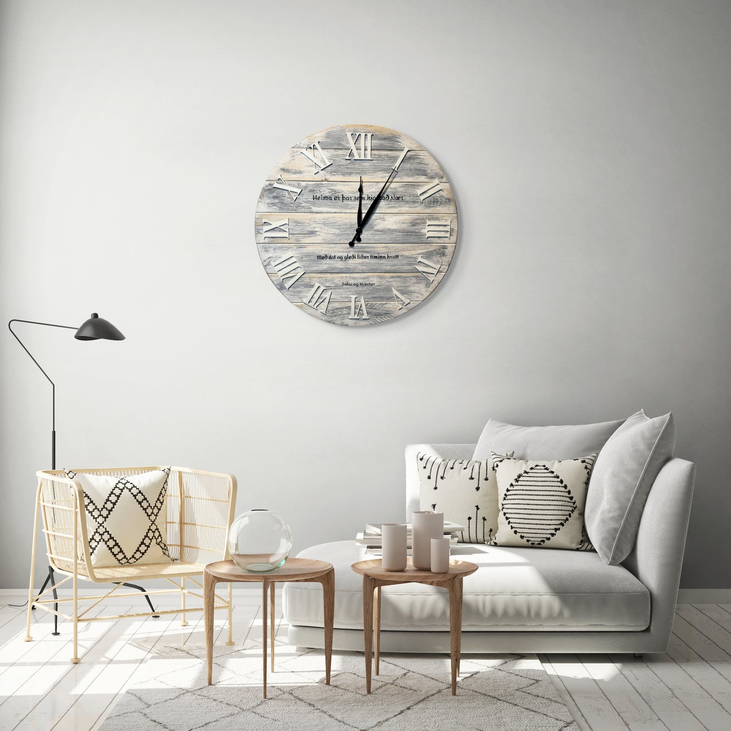 Farmhouse grá-hvít - 60cm veggklukka úr við – handsmíðuð í rustic sveitastíl frá RÓT SG Handverk